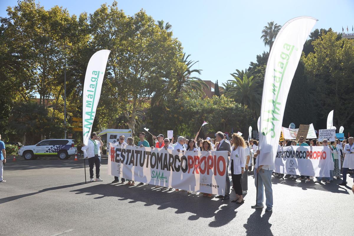 Un millar de médicos invaden en centro de Málaga en una nueva jornada de huelga
