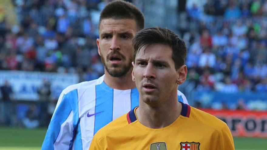 Camacho sigue de cerca a Leo Messi durante el encuentro de ayer.