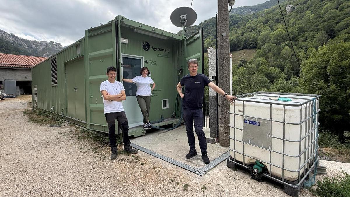 Por la derecha, Juan Gutiérrez, Marta González y Víctor Moreno junto al punto de recogida instalado en Tielve.