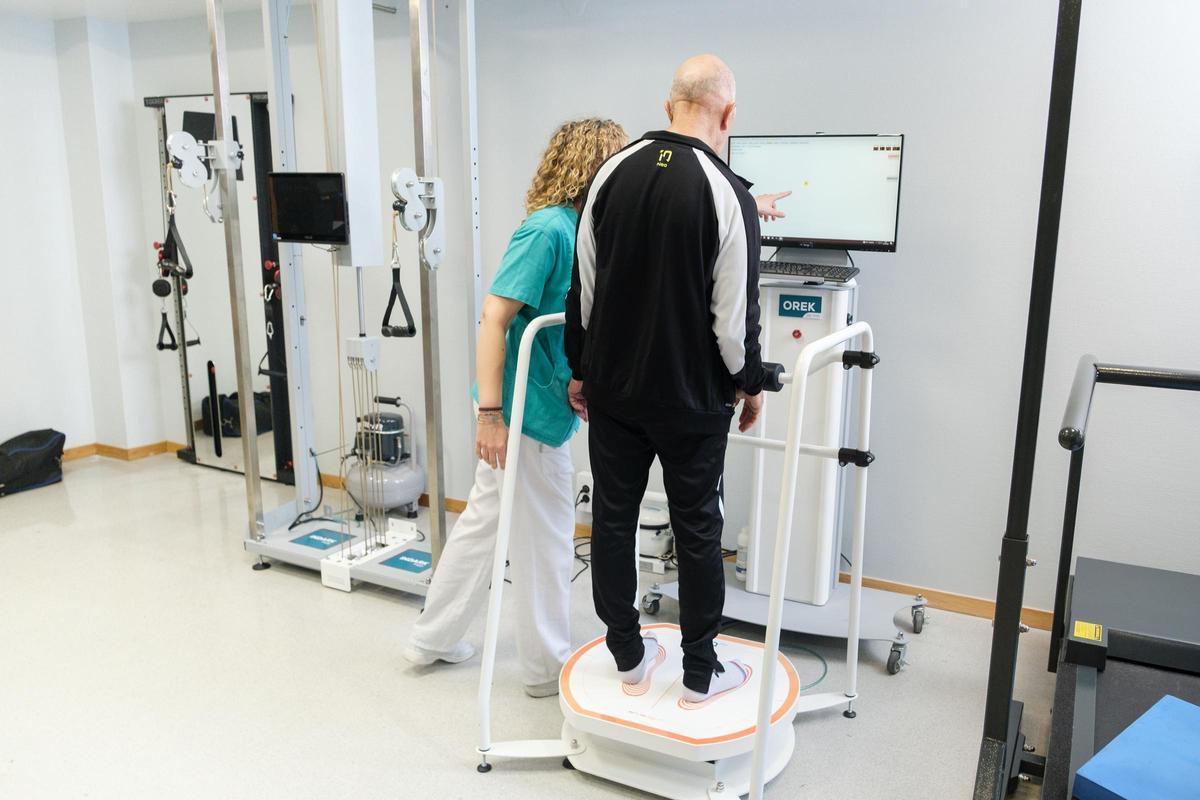 Paciente realizando terapia en plataforma estabilometrica Orek.