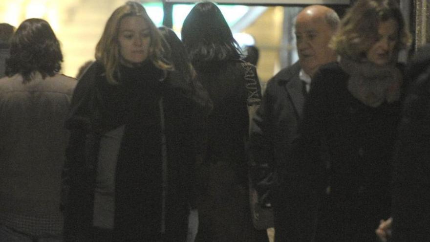 La ejecutiva, junto a sus padres en las inmediaciones de la plaza de María Pita, tras la Cabalgata de Reyes de 2013.  | // C. PARDELLAS