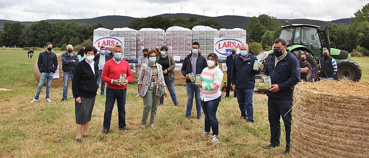 Participantes en la entrega de leche solidaria, ayer, en Rodeiro.  | // BERNABÉ/ANA AGRA