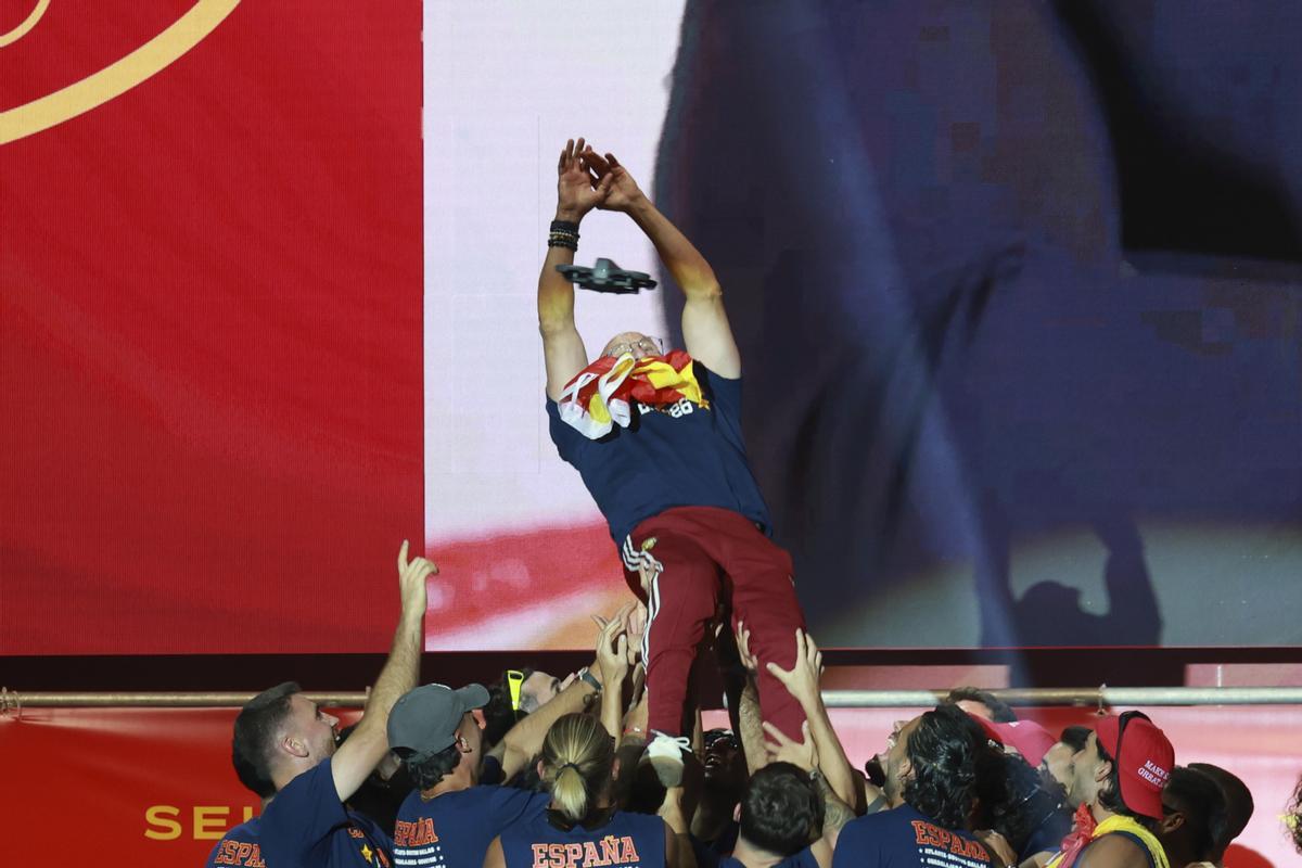 El manteo al seleccionador de España, Luis de la Fuente