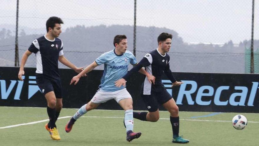 Un jugador del Celta y otro del Areosa luchan por el balón durante el partido de ayer. // Alba Villar