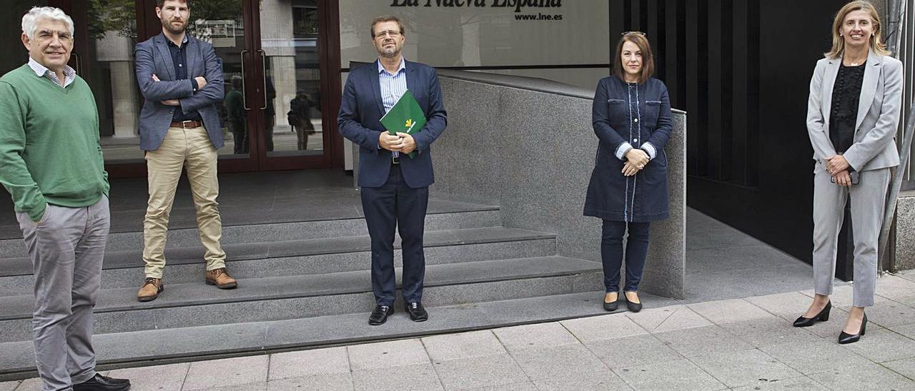 Mario Díaz, Jorge García, Javier Nievas, Ángeles Rivero y Eva Pando, jurado de los premios, ayer, tras su deliberación en la sede de LA NUEVA ESPAÑA, en Oviedo. | Miki López