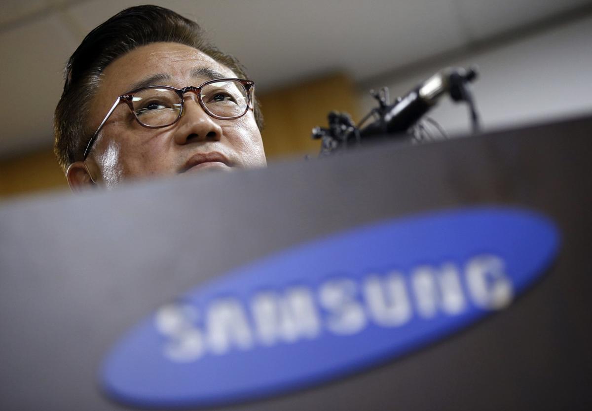 Samsung es desfà de les seves accions a Sharp després de ser adquirida per la taiwanesa Hon Hai Samsung es desfà de les seves accions a Sharp després de ser adquirida per la taiwanesa Hon Hai