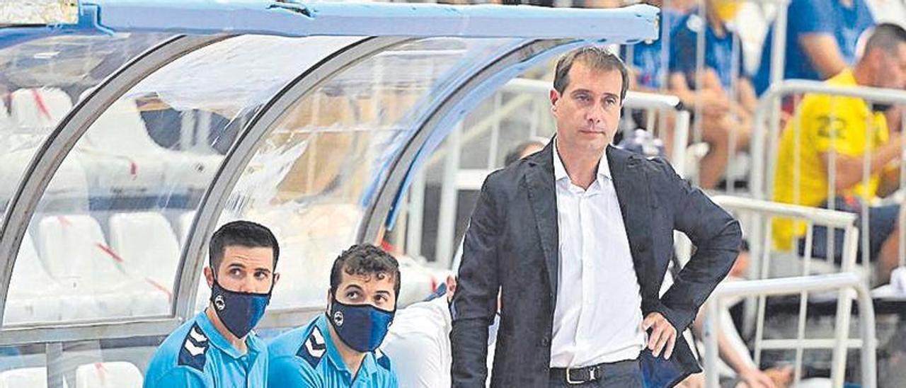 José Escrich, entrenador del Bisontes Castellón, durante un partido.