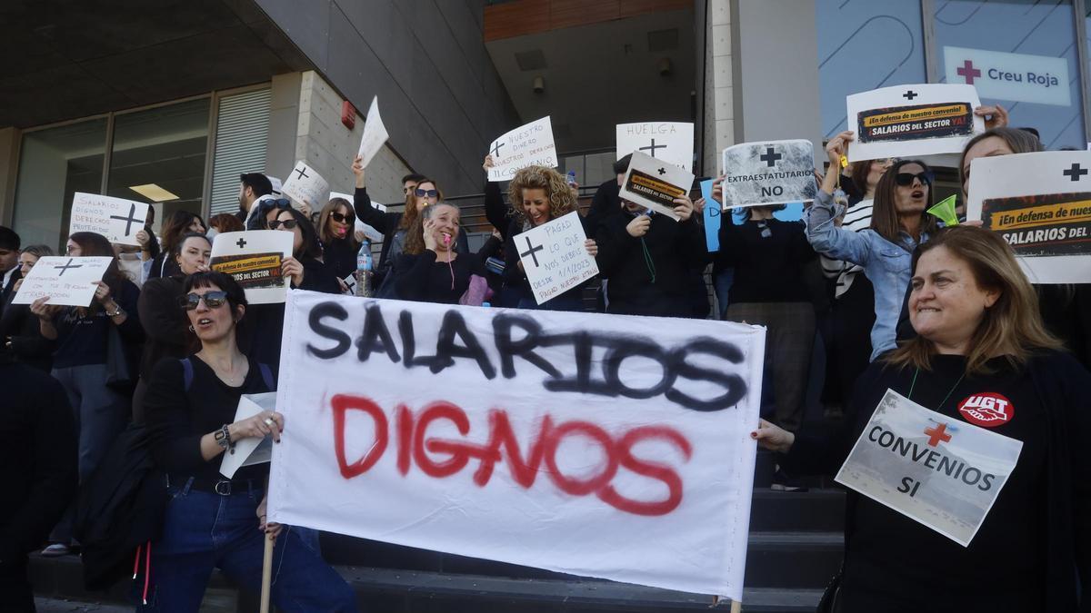Trabajadores de Cruz Roja protestan reclamando mejoras laborales