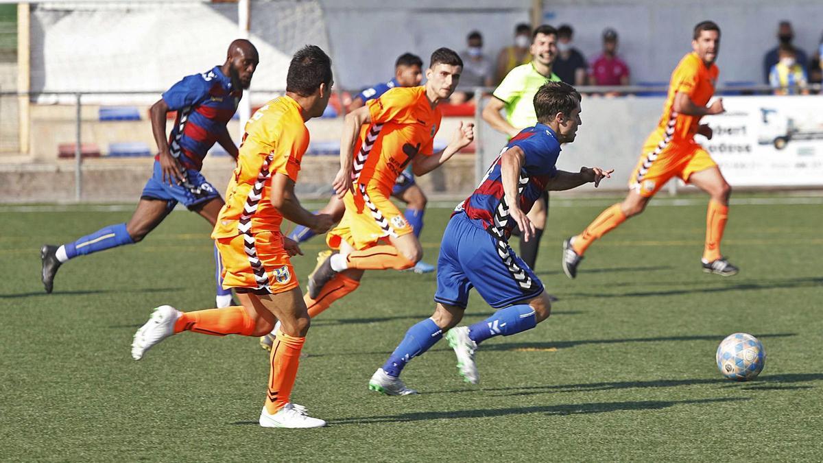 Una acció del Llagostera B-Palamós, el juny passat, l’últim partit del filial al poble abans de ser el Cristinenc Costa Brava