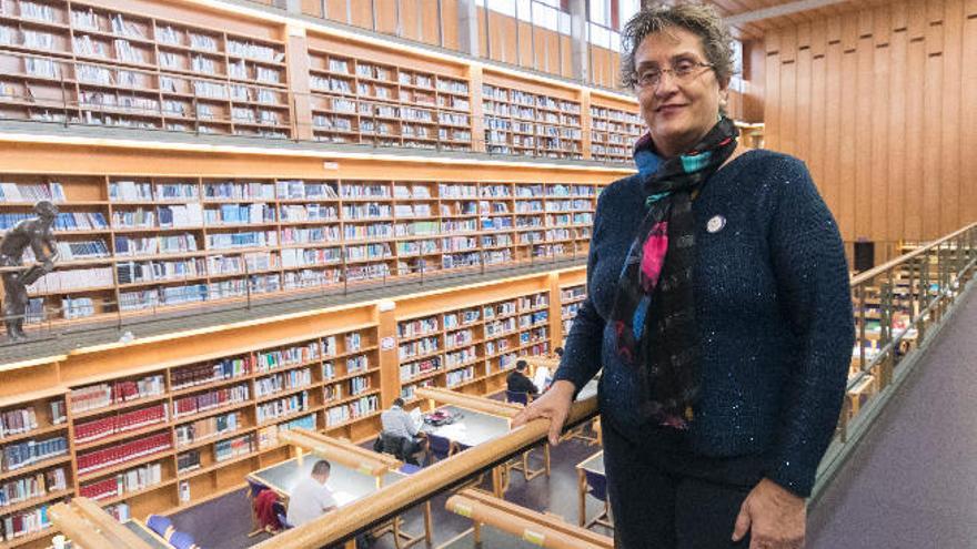 María del Carmen Martín Marichal, ayer en la Biblioetca universitaria.