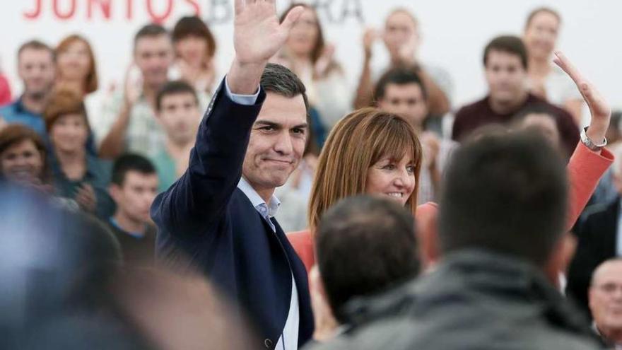 Sánchez, en San Sebastián, junto a la cabeza de lista del PSE-EE, Idoia Mendia. // Efe