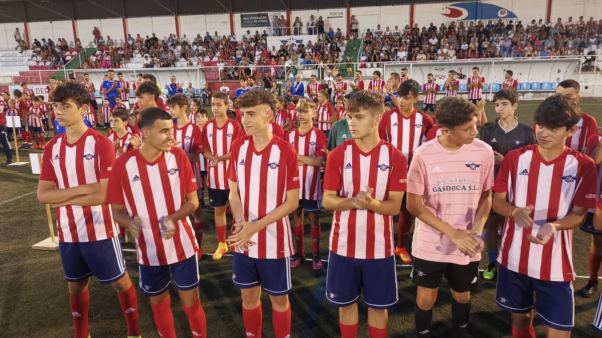 Uno de los equipos de la base del Alondras en la presentación de ayer.