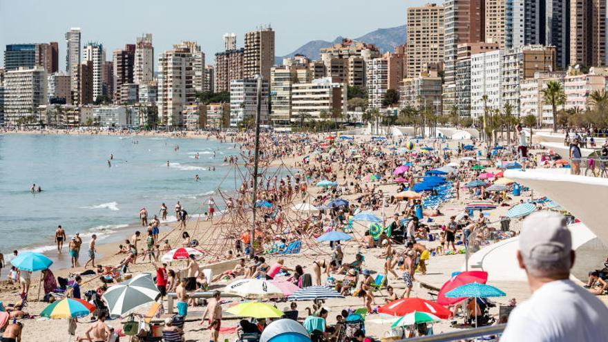 El mal tiempo de marzo resta dos puntos a la ocupación turística en Benidorm