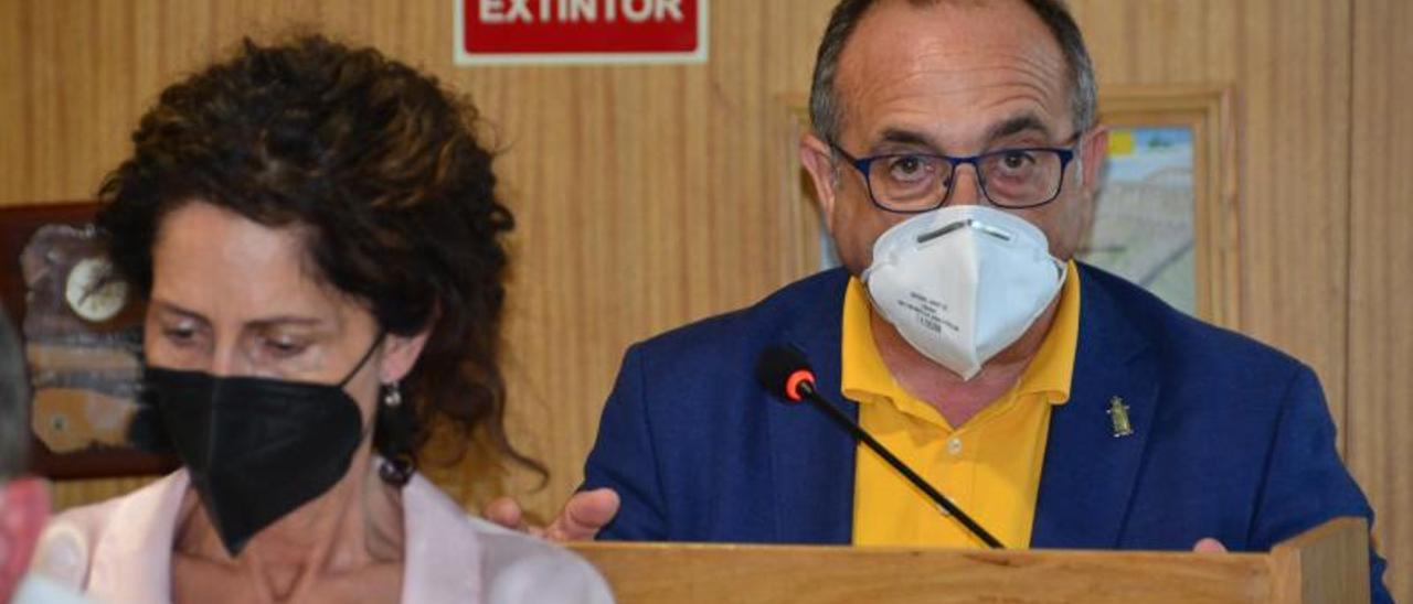 Los concejales del PP Dolores Hermelo y José Enrique Sotelo, en el pleno de Cangas. | // S.A.