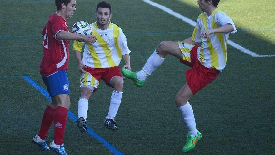 Un balón dividido en el choque de ayer en A Granxa. // G. Núñez