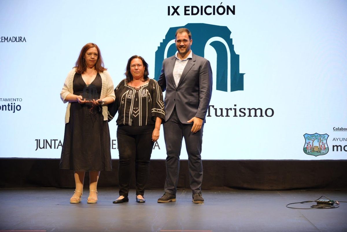 Sara Rodríguez y Encarna Pacheco (AGUITEX) reciben el galardón de manos de Javier Cienfuegos.