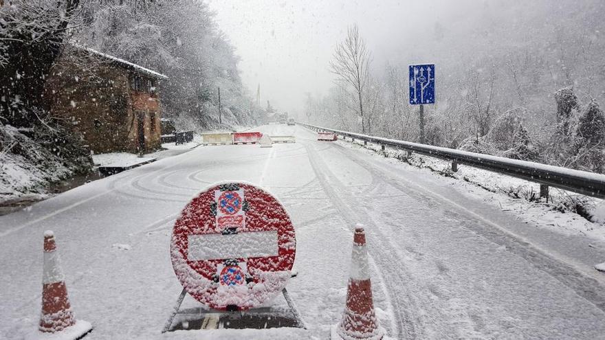 Nieve en la carretera de Infiesto a Caso en una imagen de archivo