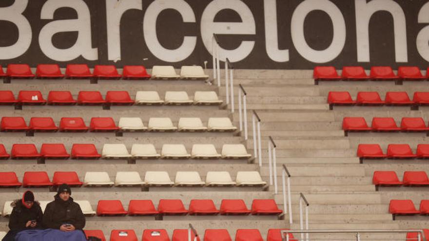 Dos espectadores en las gradas vacías del circuito de Barcelona-Cataluña
