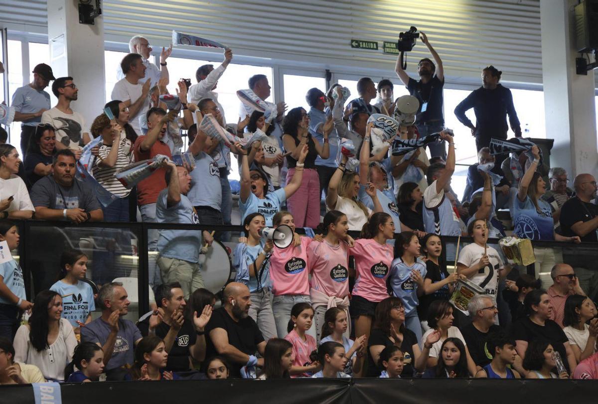 Fiesta en las gradas de Navia. | ALBA VILLAR
