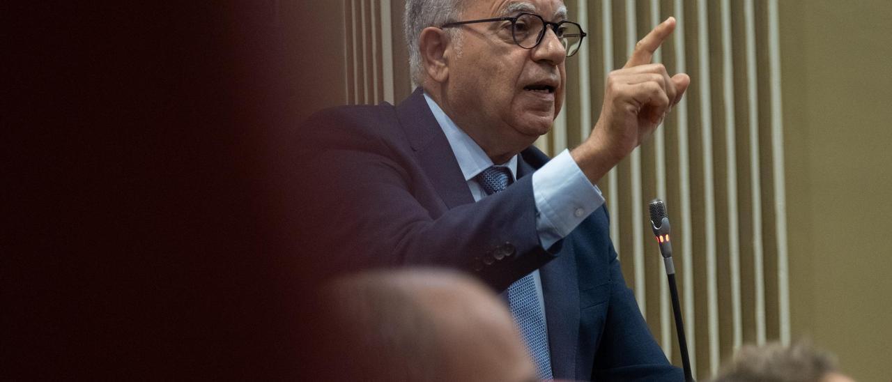 El líder de ASG, Casimiro Curbelo, durante una intervención ayer en el Parlamento regional. | | ANDRÉS GUTIÉRREZ