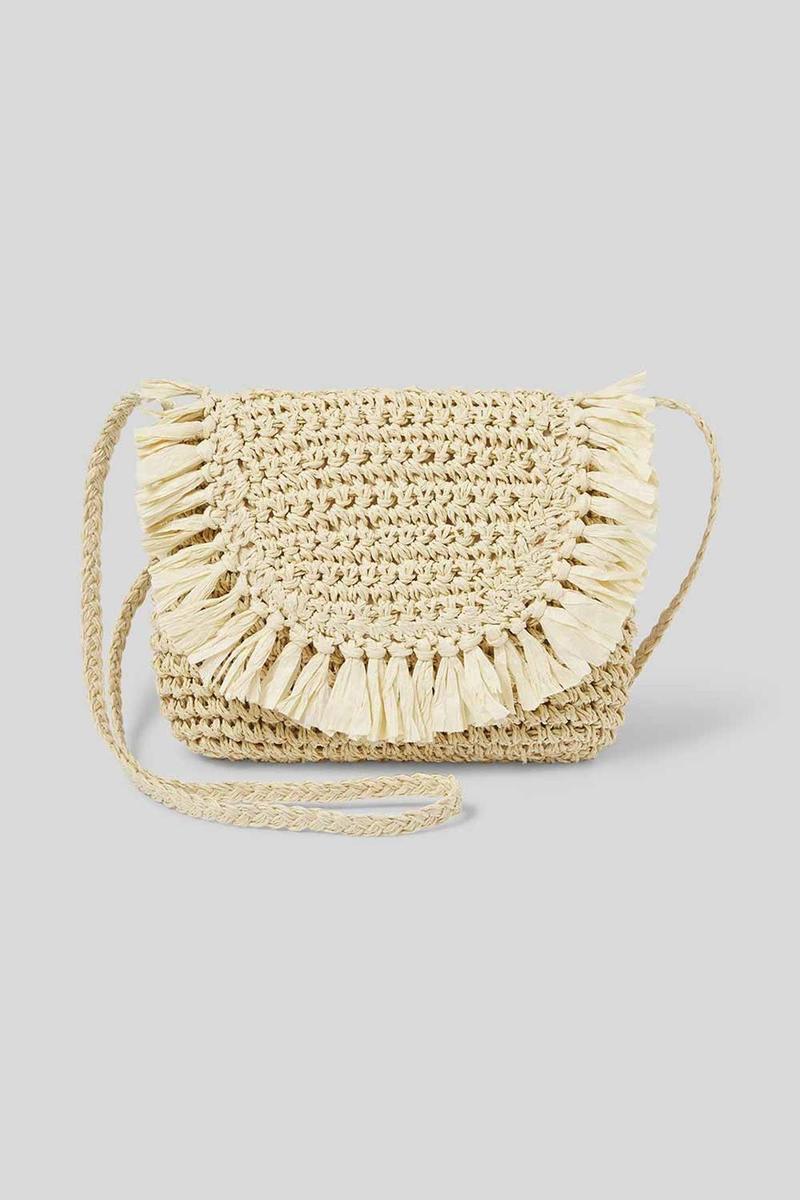 Bolso bandolera de rafia de C&amp;A. (Precio: 14,90 euros)