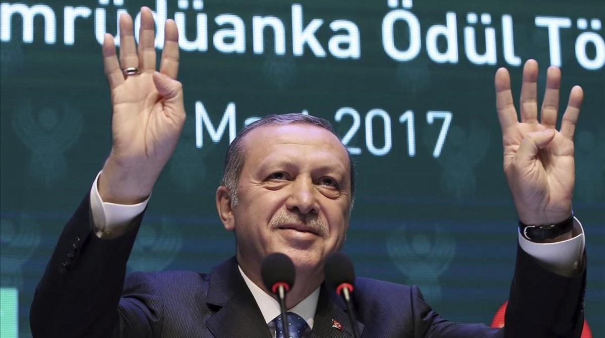 zentauroepp37533242 turkey s president recep tayyip erdogan addresses a meeting 170303230703