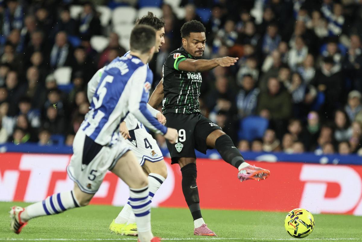 Diang remata ante la oposición de jugadores de la Real Sociedad