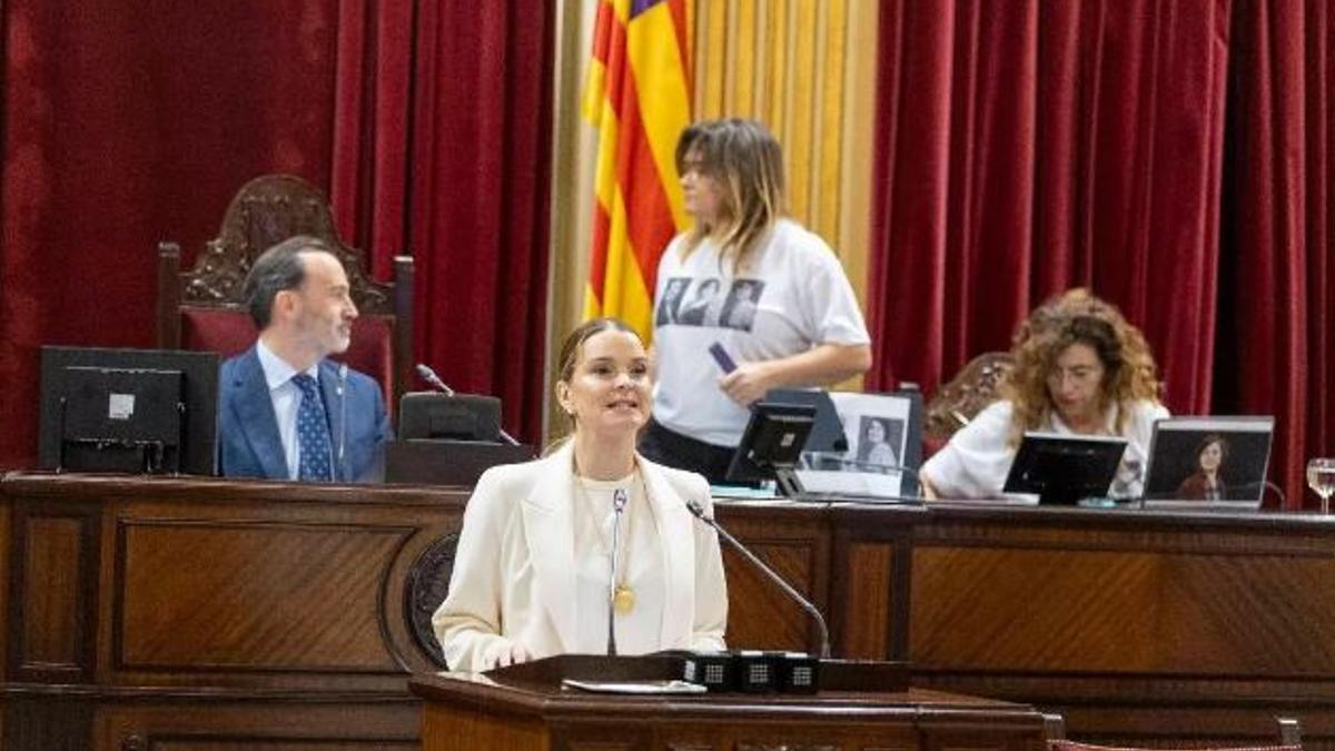 Marga Prohens, el pasado jueves en el Parlament con Gabriel Le Senne y Mercedes Garrido a su espalda.