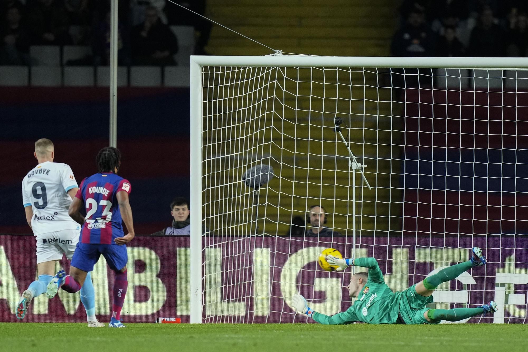 El Girona assalta el camp del Barça (2-4)