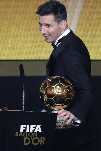Leo Messi, saludado de forma deportiva por Cristiano Ronaldo, recibió su quinto Balón de Oro en Zurich