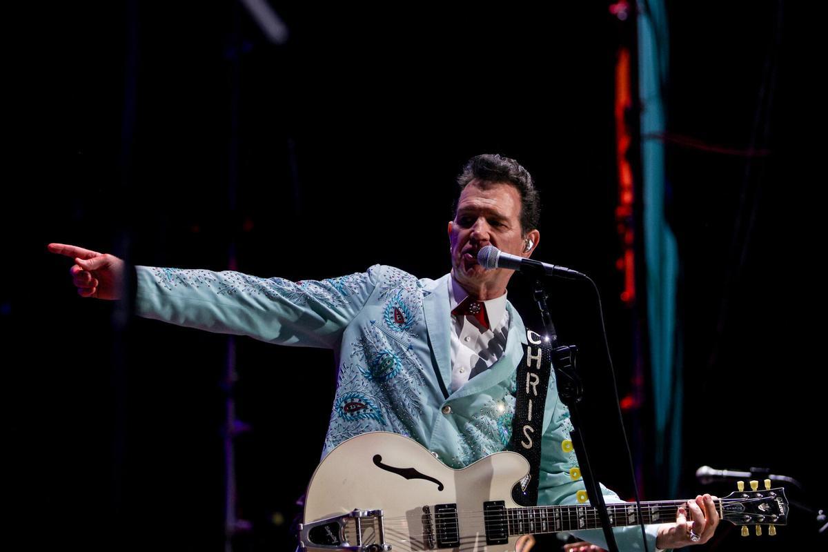 El cantante Chris Isaak durante una actuación en las Noches del Botánico, en el Real Jardín Botánico Alfonso XIII, a 22 de junio de 2023, en Madrid (España). Chris Isaak es un cantautor y músico de rock ampliamente conocido por su hit internacional ‘Wicked Game’, de 1990. El festival Noches del Botánico se celebra todos los años, desde 2016, durante los meses de junio y julio en el Real Jardín Botánico Alfonso XIII de la Universidad Complutense de Madrid.