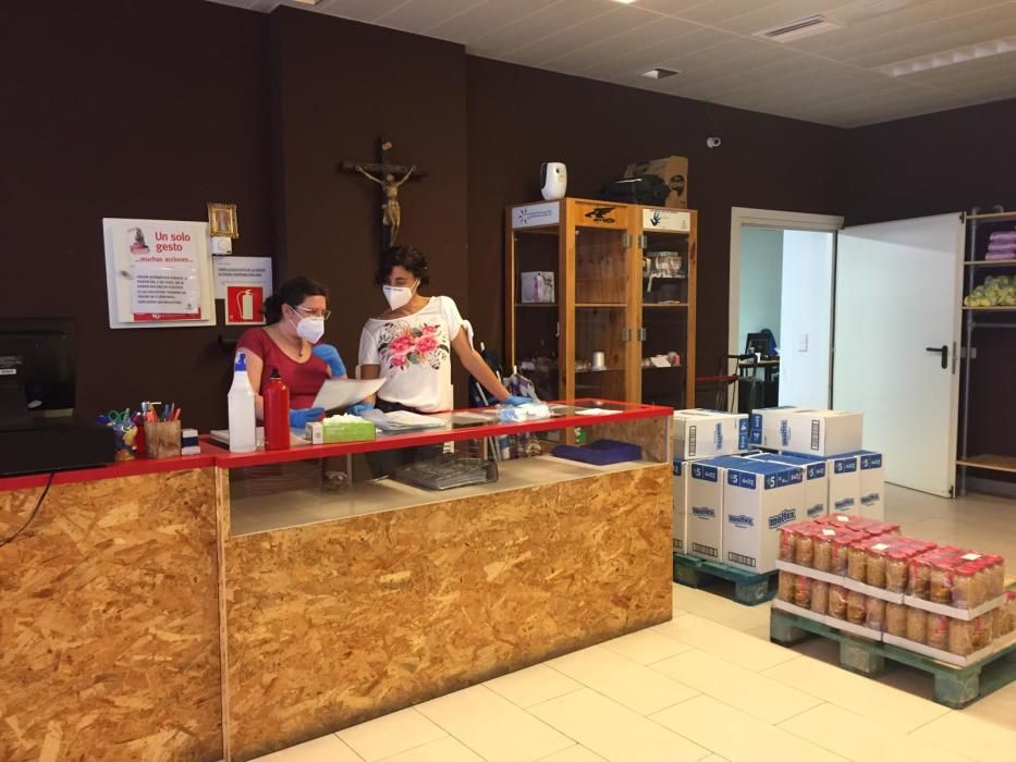 Araceli Gómez y Maite Barchín, en la tienda de Cáritas, convertida ahora en almacén de comida.