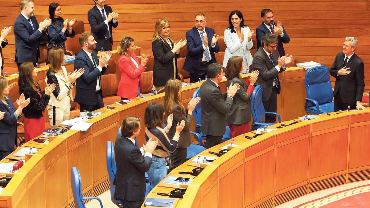 Aplauso final de los diputados del PP a Rueda tras su intervención. | Xoán Álvarez