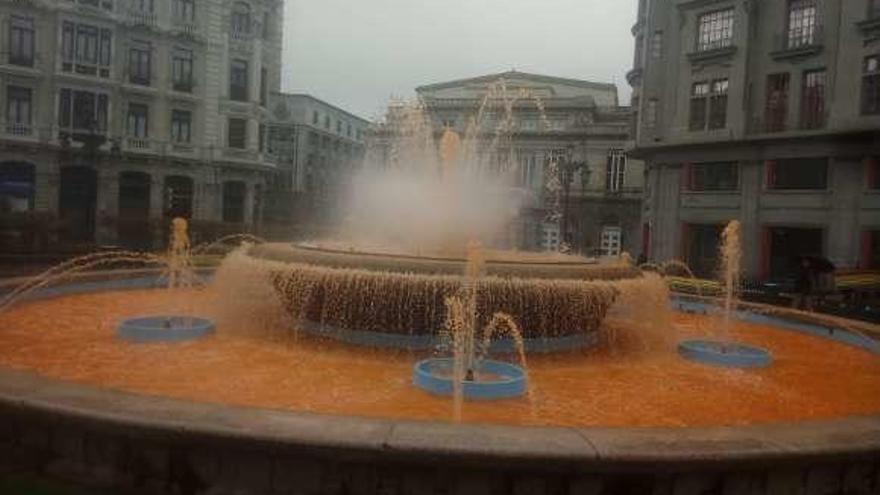 La plaza de la Escandalera, teñida de naranja.