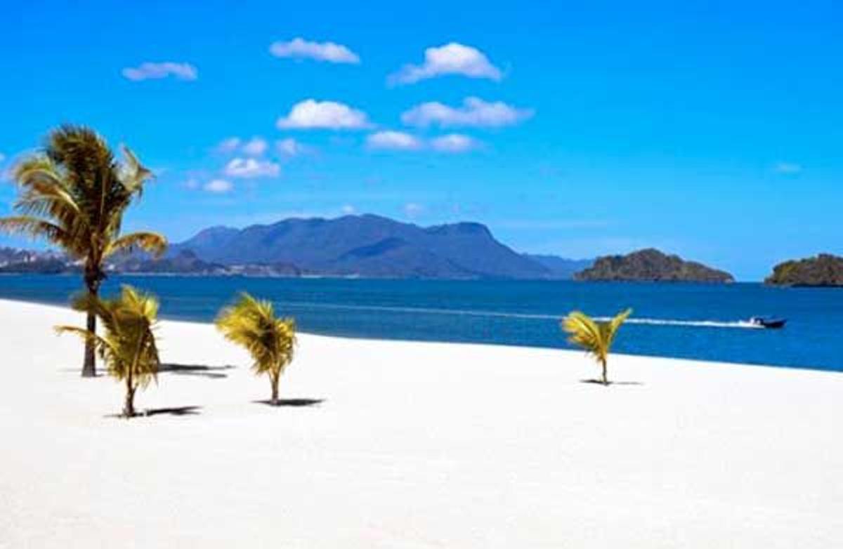 Playa desierta en el archipiélado de Langkawi.