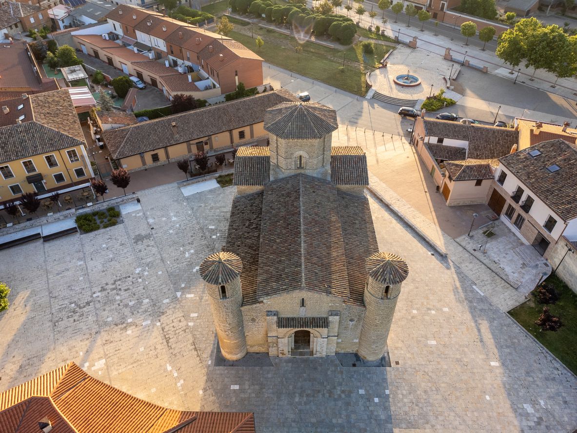 Levantada en el siglo XI, estuvo en ruinas hasta que fue declarada Monumento Nacional en el XIX.