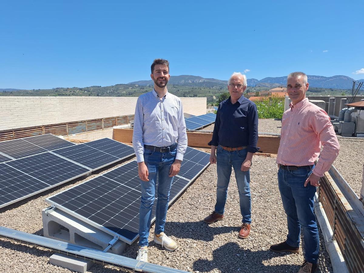 De izquierda a derecha, el alcalde, el edil de Transición Ecológica y un técnico municipal en la azotea donde se han instalado las placas