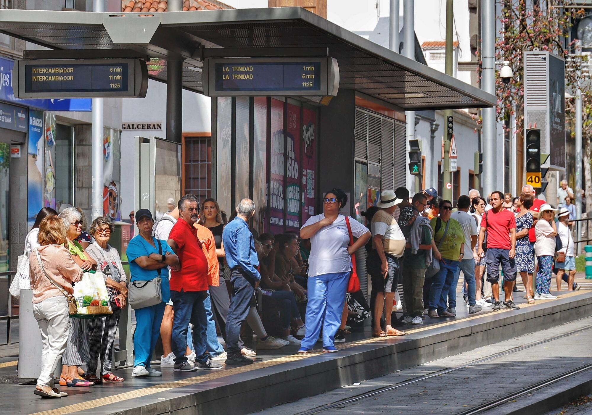 Colas en las paradas del tranvía en Tenerife