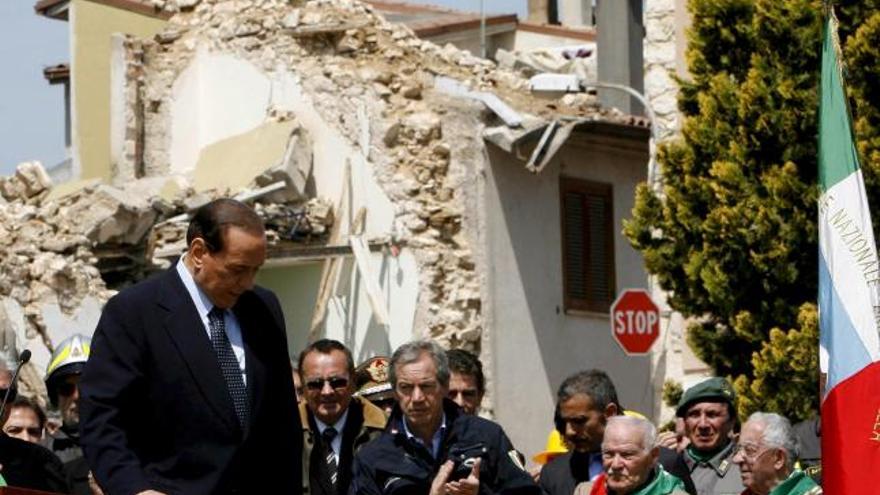 El primer ministro italiano, Silvio Berlusconi, abandona el podio tras pronunciar un discurso con motivo del Día de la Liberación durante su visita a la villa de Onna, cerca de LÂ´Aquila (Italia), hoy sábado 25 de abril. Esta festividad marca el final de la ocupación nazi en Italia. Berlusconi se encuentra en esta localidad para observar los daños que provocó el terremoto que sacudió esta región italiana el pasado 06 de abril. EFE/Alessandra Tarantino/Pool