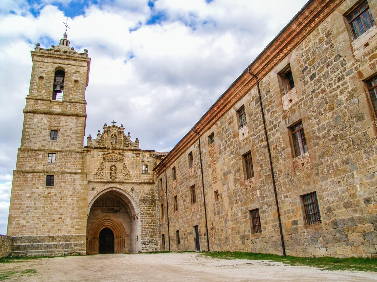 Es uno de los conjuntos monumentales más grandes de Navarra.