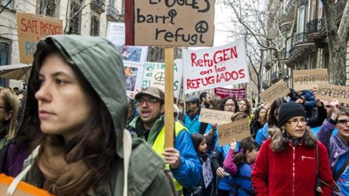 Ciudadanos protestan en Barcelona contra el drama de los refugiados sirios en Europa, ayer.