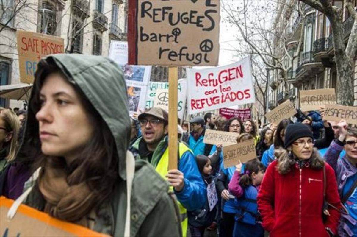 Ciudadanos protestan en Barcelona contra el drama de los refugiados sirios en Europa, ayer.