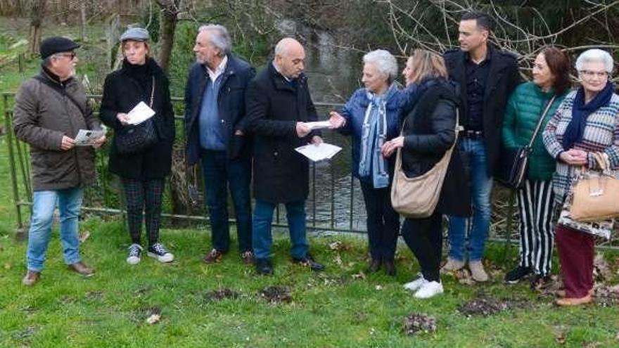 Agustín Fernández presenta sus propuestas en el barrio. // R. V.