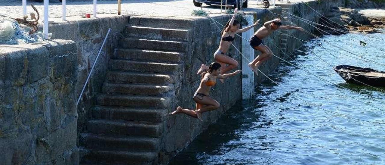 Un último salto antes de volver a los estudios. La fotografia está tomada en el muelle de O Con, donde los niños saltan impulsados por esa enorme energía que trae el verano y que últimamente se vive más en septiembre que en julio y agosto. Nos esperan temperaturas de 30 grados para este fin de semana. Así que a disfrutar, que el tiempo vuela. Gonzalo Núñez