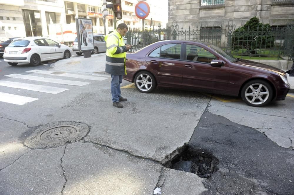 Un socavón obliga a cortar el tráfico en Durán Lor