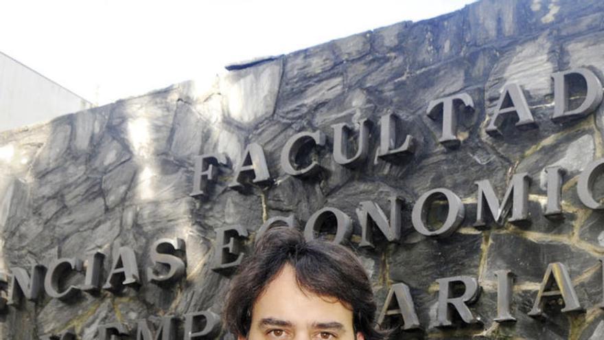Villasante, frente a la Facultad de Ciencias Económicas de la USC.