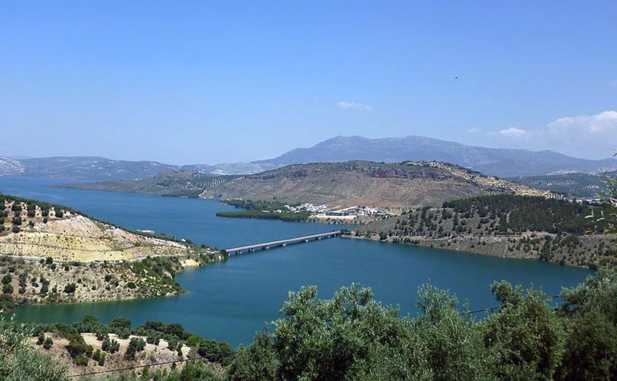 El pantano de Iznájar en abril de 2021, antes de que se notara la sequía meteorológica que comenzó en 2019.