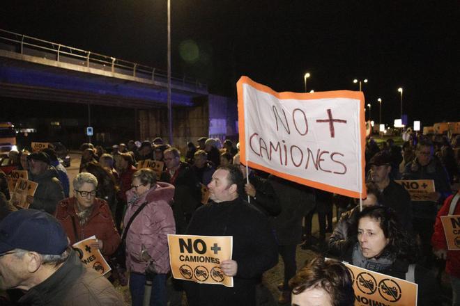 La cuarta manifestación contra el tráfico pesado por Príncipe de Asturias, en imágenes.