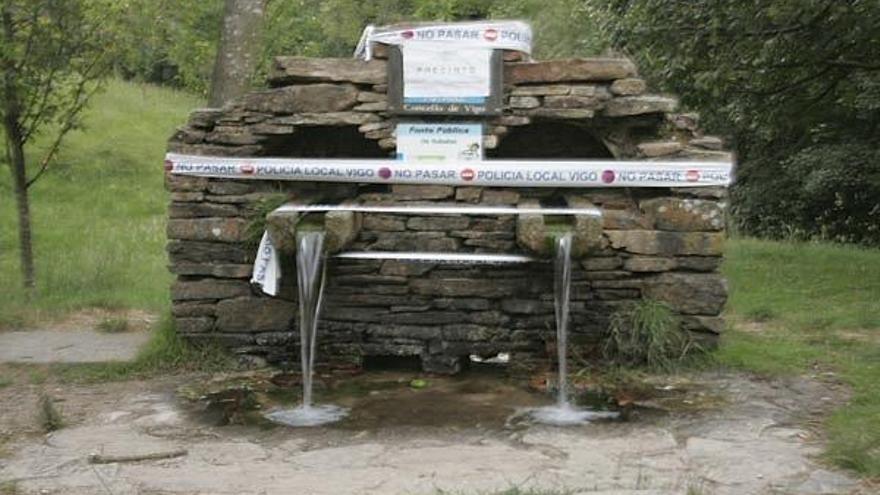 La fuente está a pie de la Avenida del Aeropuerto.