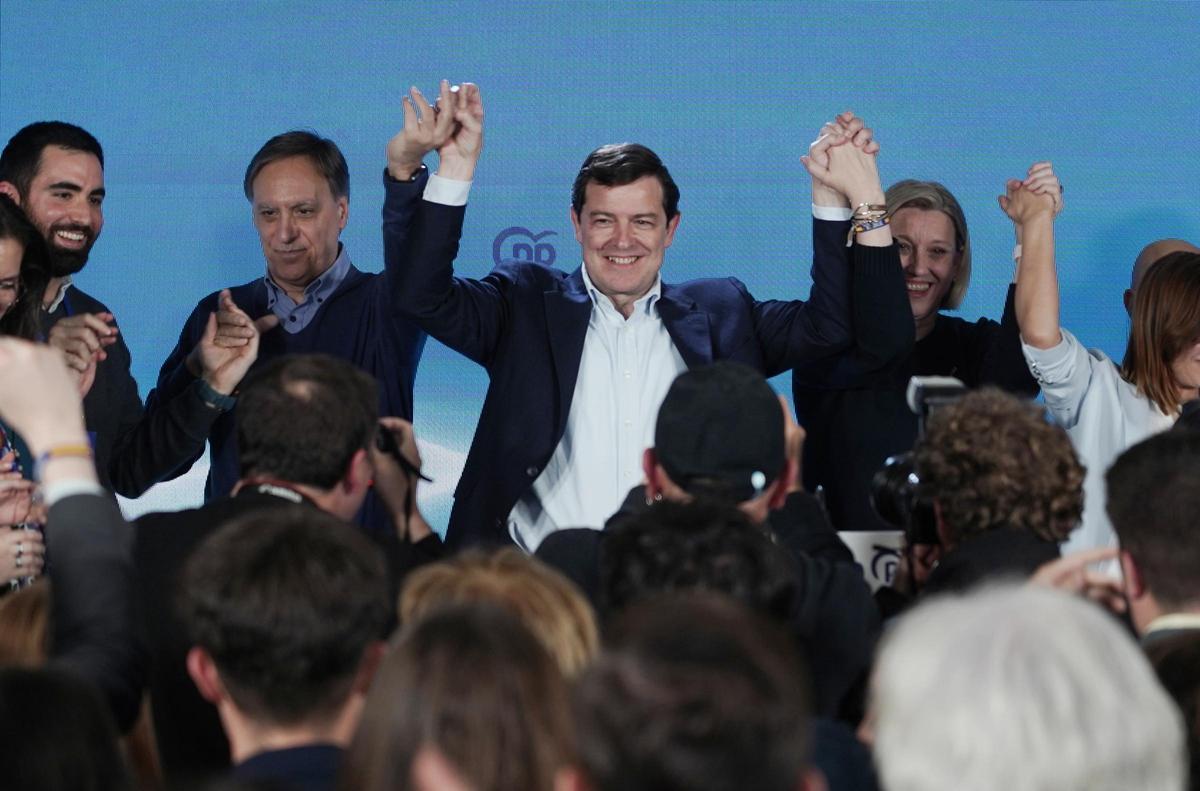 Mañueco celebra la victoria electoral en Salamanca.